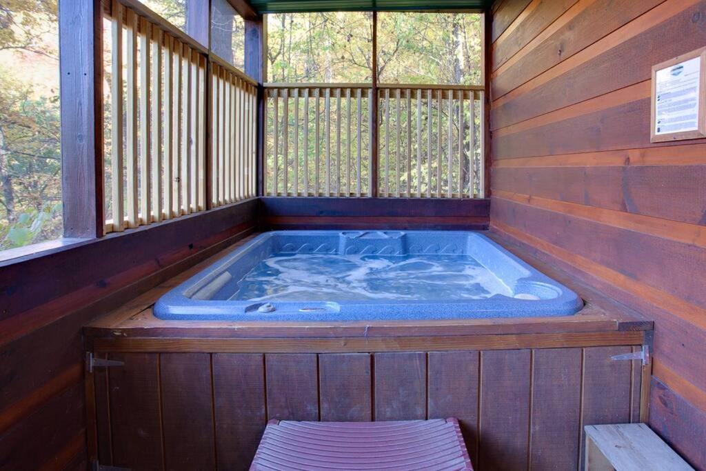 Brave Eagle Cabin Sevierville Szoba fotó