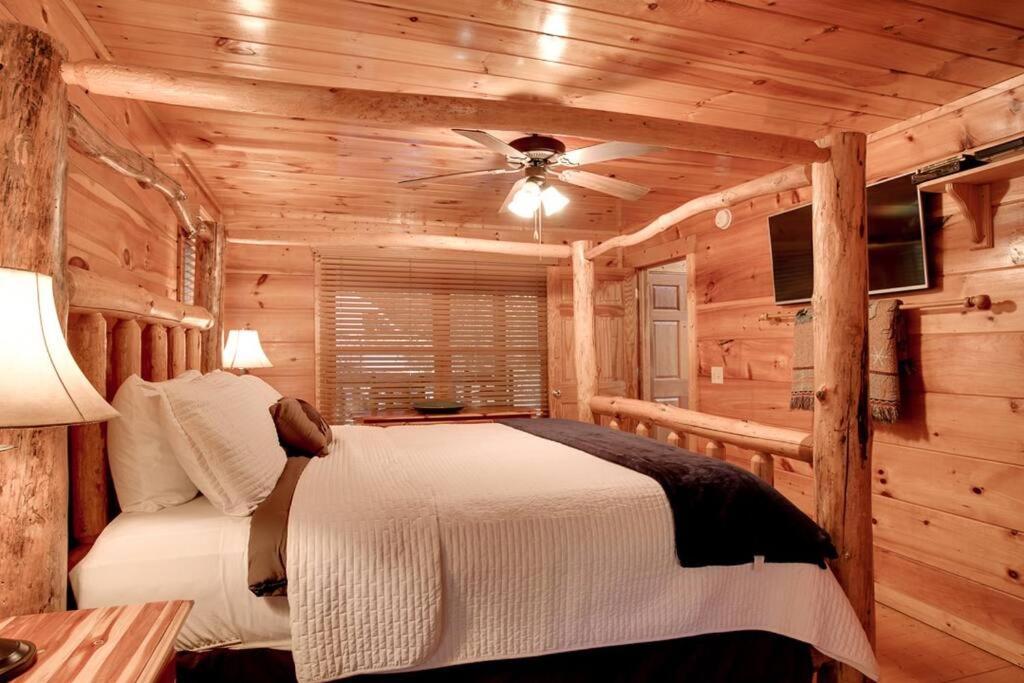 Brave Eagle Cabin Sevierville Szoba fotó
